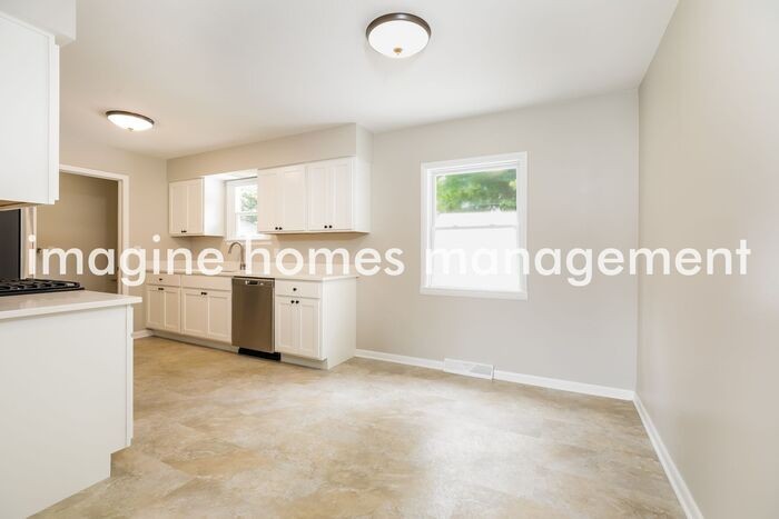 5896 Suwanee Dr - Photo 6 of 14