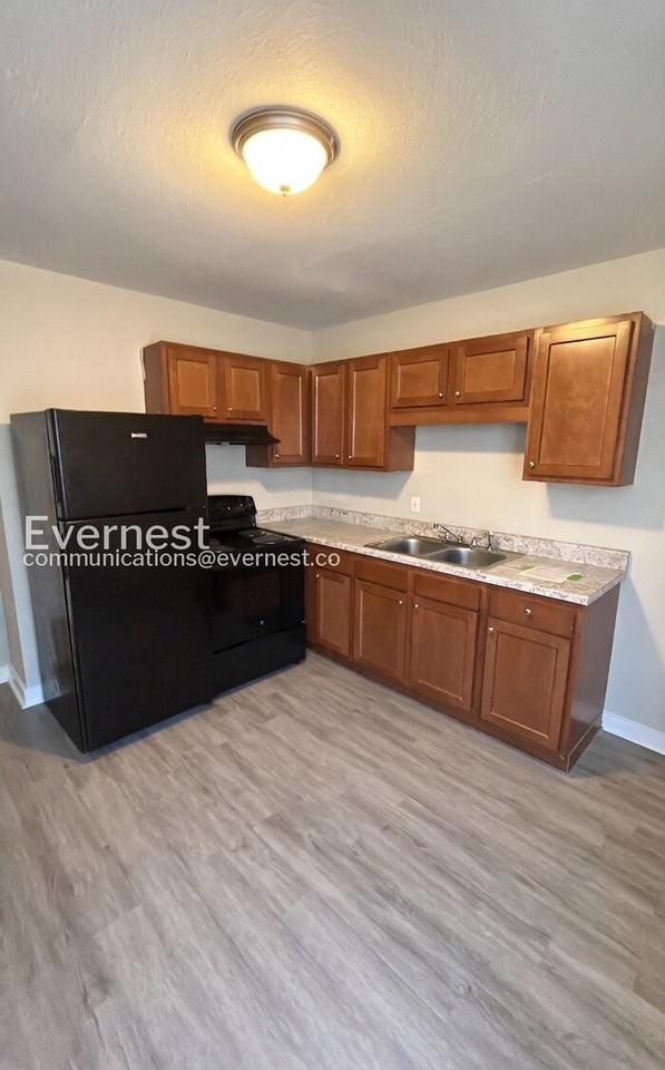 1018 4th Ave W #2 - Photo 3 of 13
