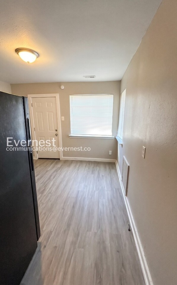 1018 4th Ave W #2 - Photo 4 of 13