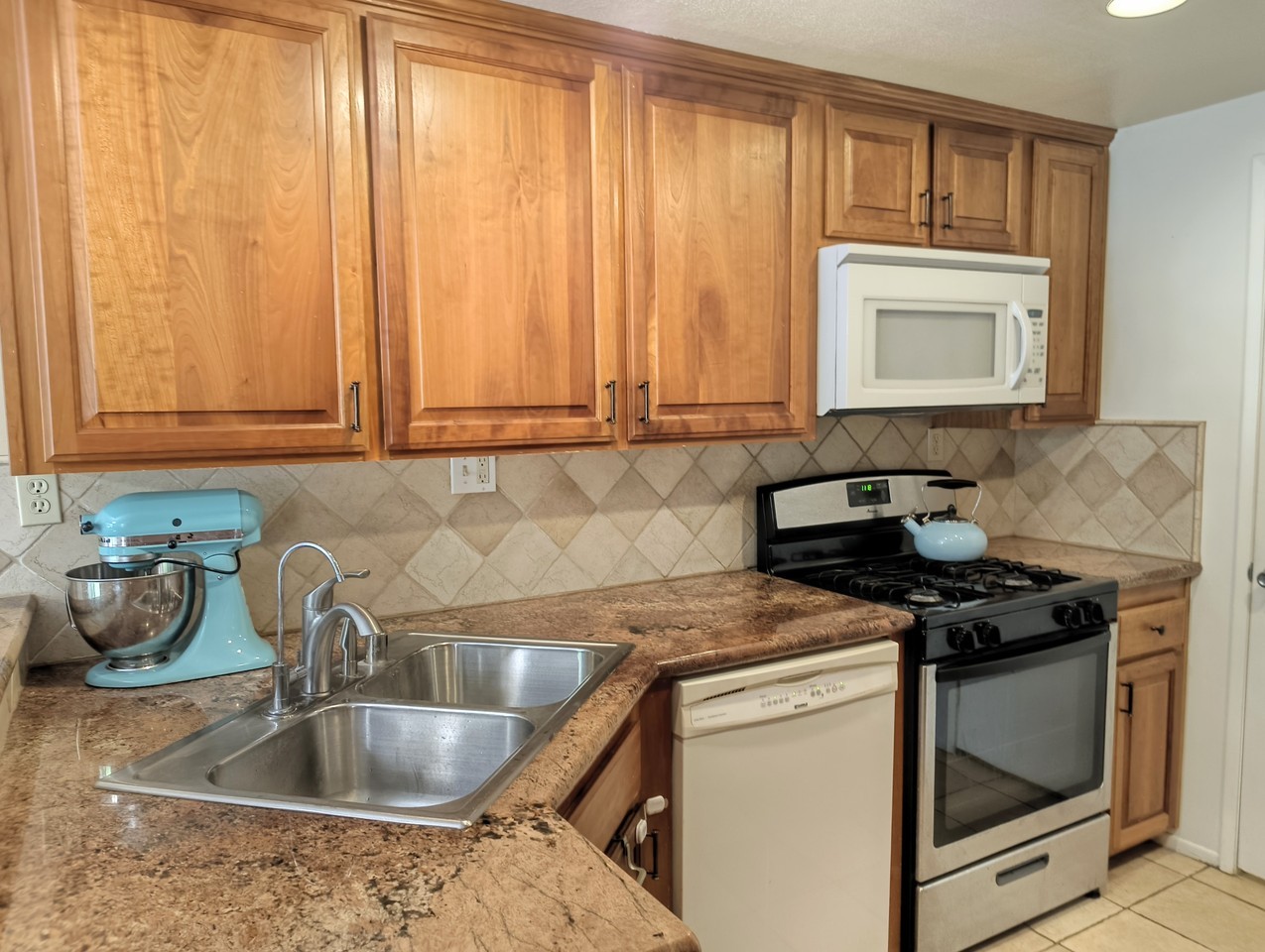 365 Mariposa Ave #NA - Photo 4 of 10
