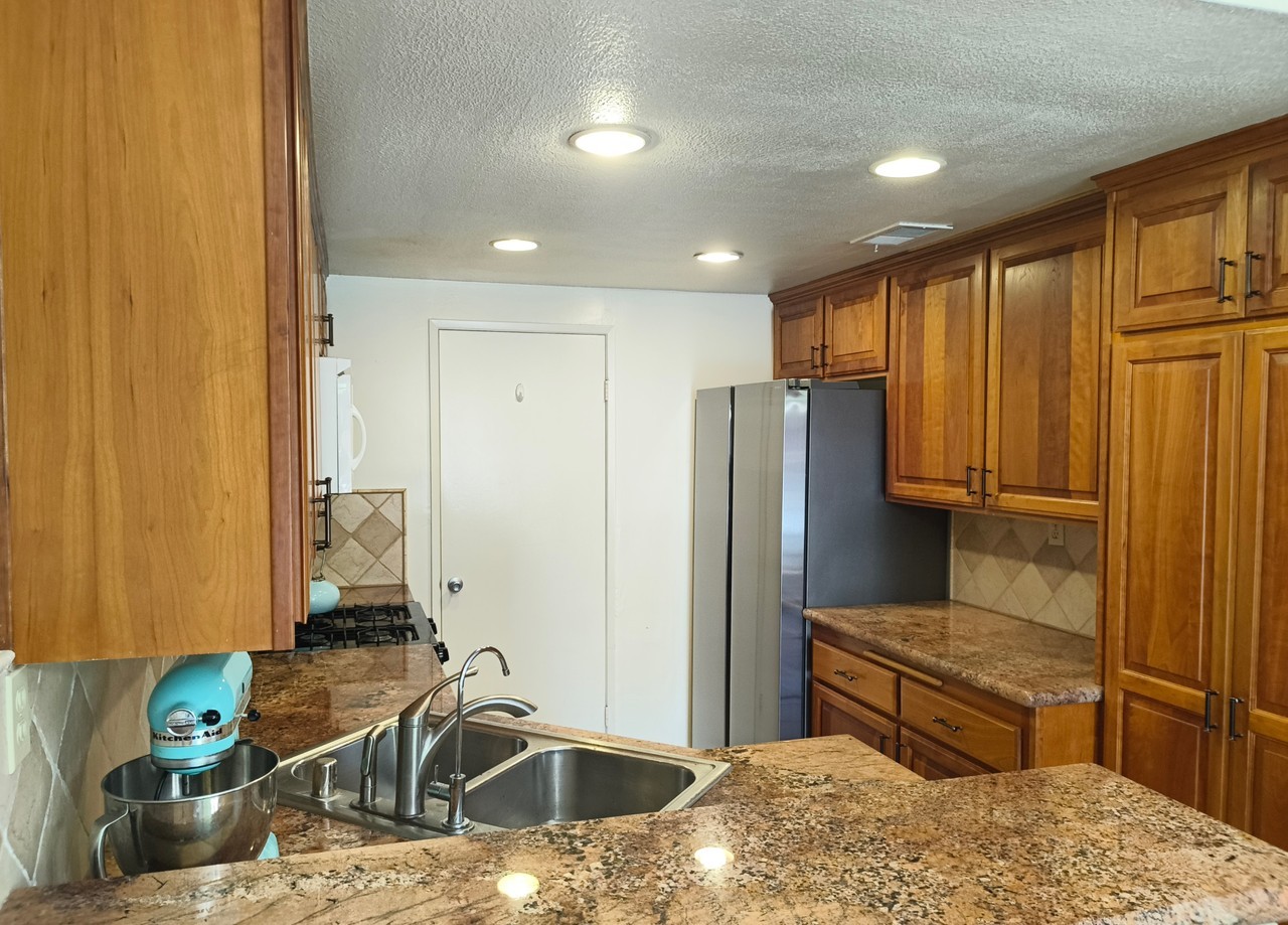 365 Mariposa Ave #NA - Photo 5 of 10