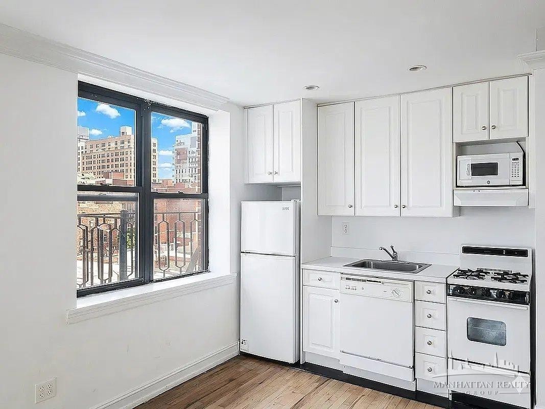 E 36th St #3F - Photo 2 of 4