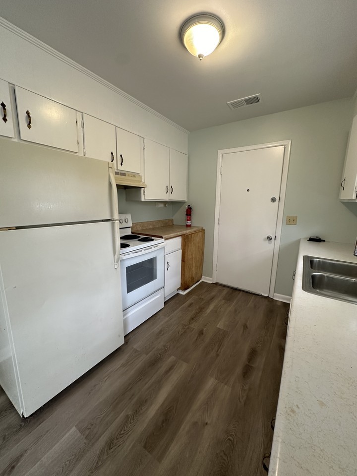 906 Belleview Cir W #1 - Photo 2 of 10