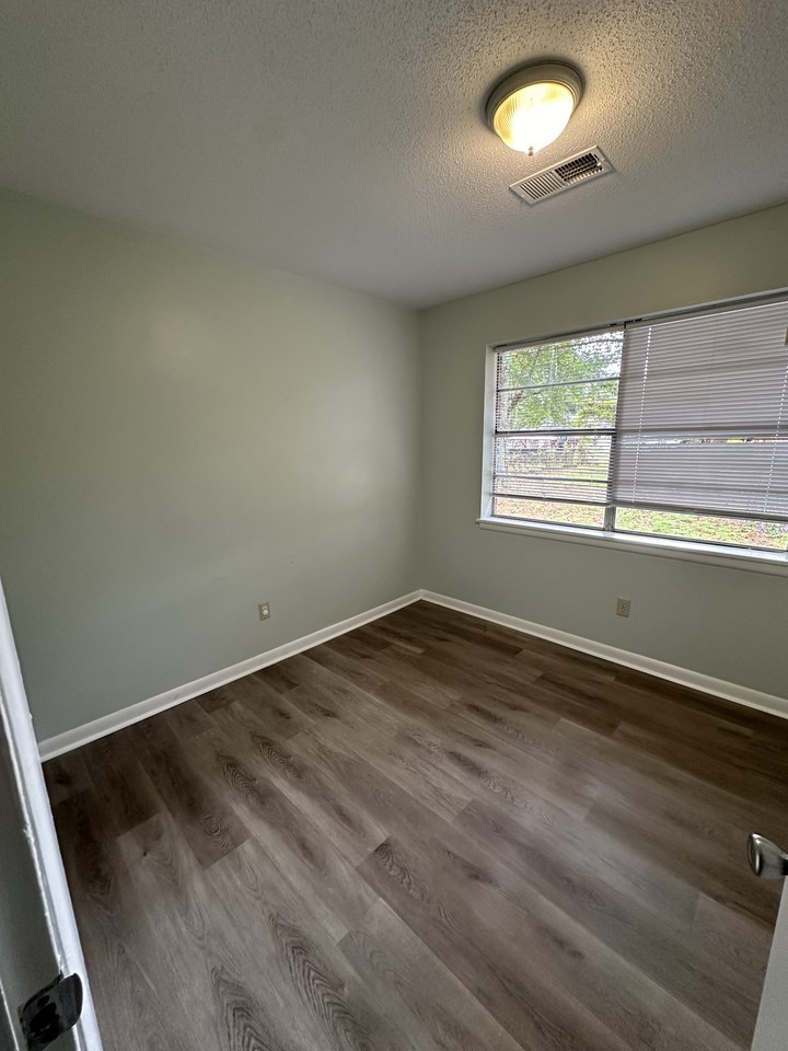 906 Belleview Cir W #1 - Photo 7 of 10