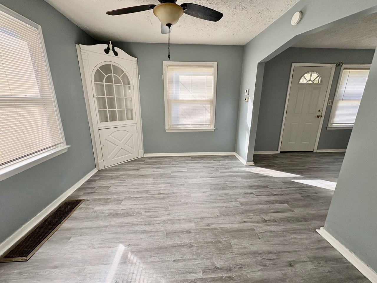 1543 Sunset Ave #1 - Photo 4 of 32
