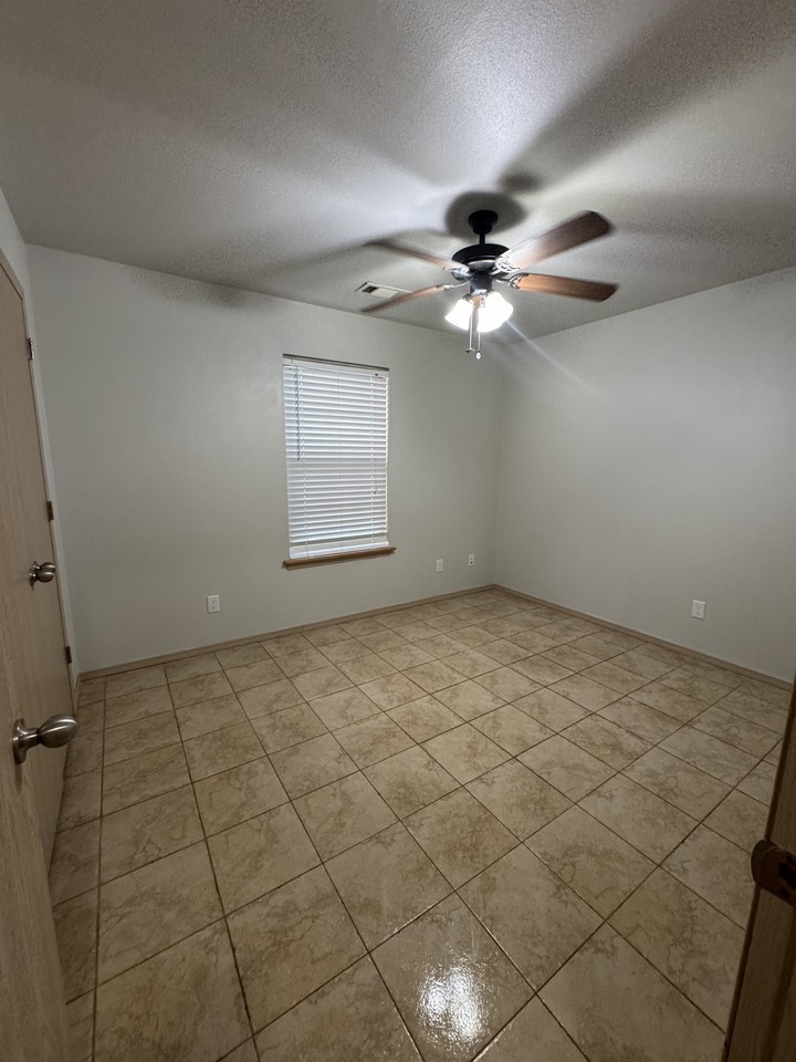 200 Lacey Ln - Photo 3 of 10