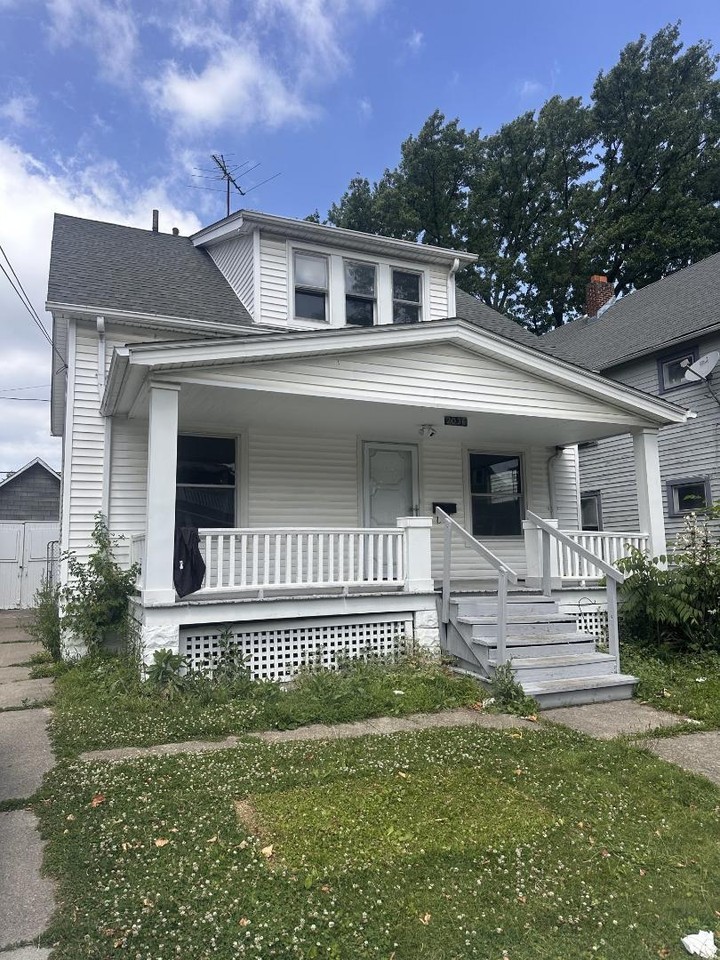 2036 W 99th St - Photo 2 of 20