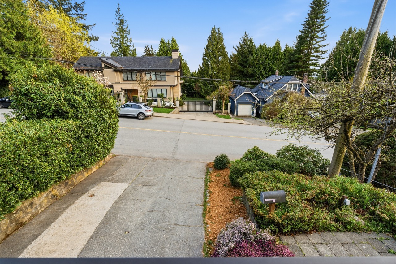 272 Osborne Rd E - Photo 5 of 42