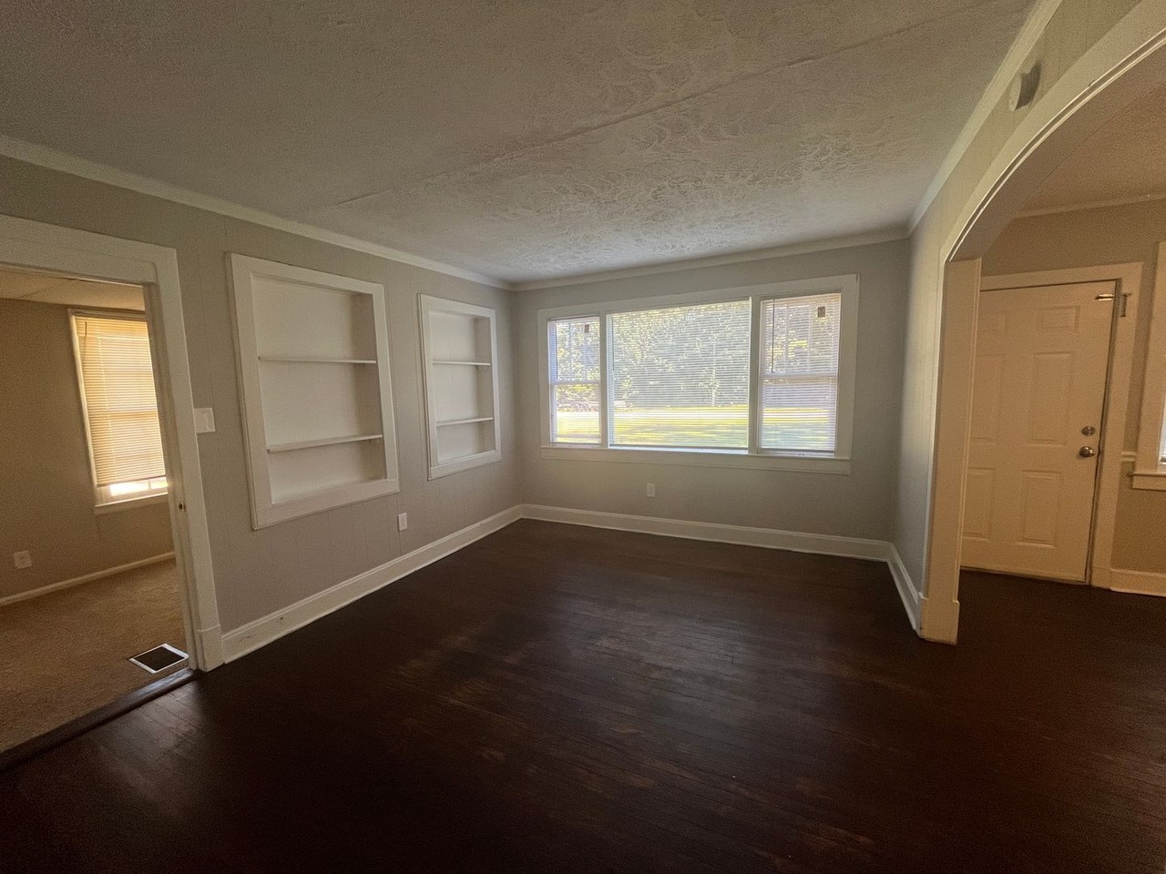 9651 Lehigh Ave - Photo 4 of 15
