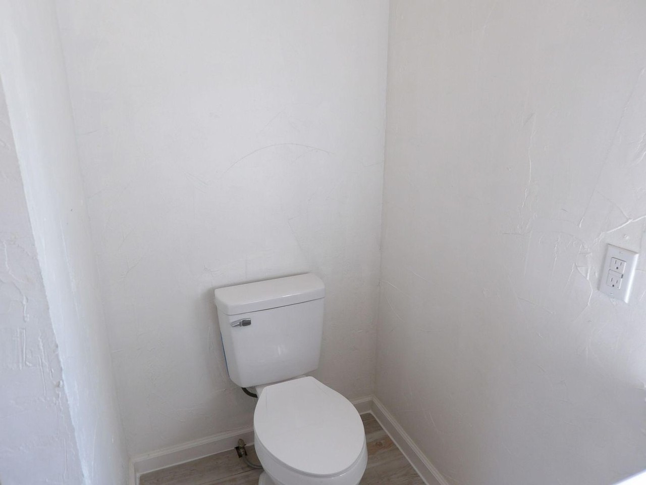 4911 Kinnear Ave - Photo 4 of 17