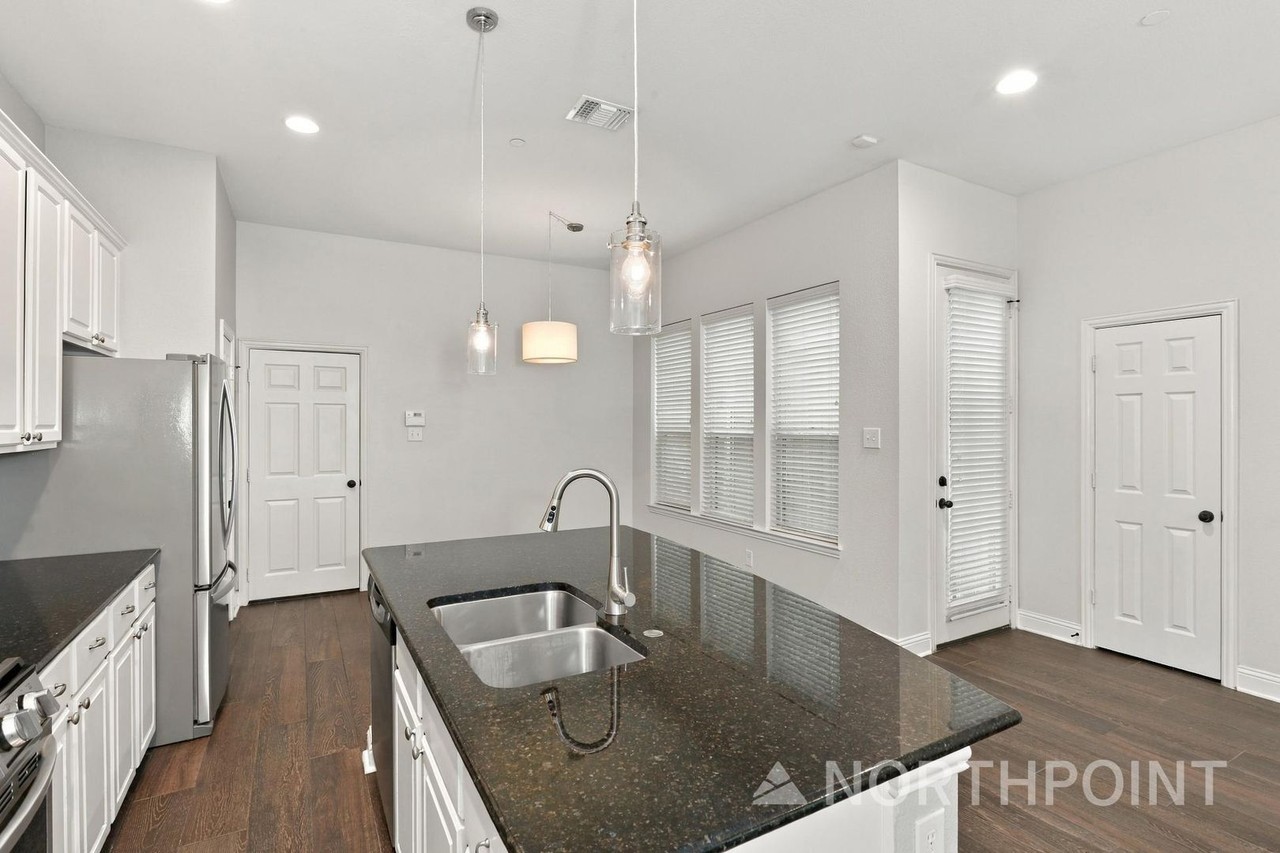 747 Matthew Pl - Photo 7 of 15