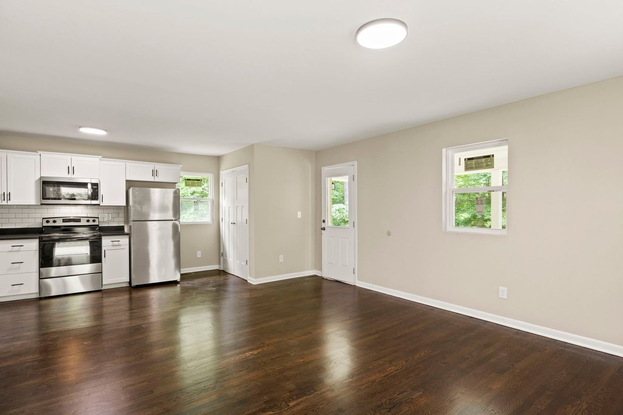 1362 Teamon Rd - Photo 4 of 23