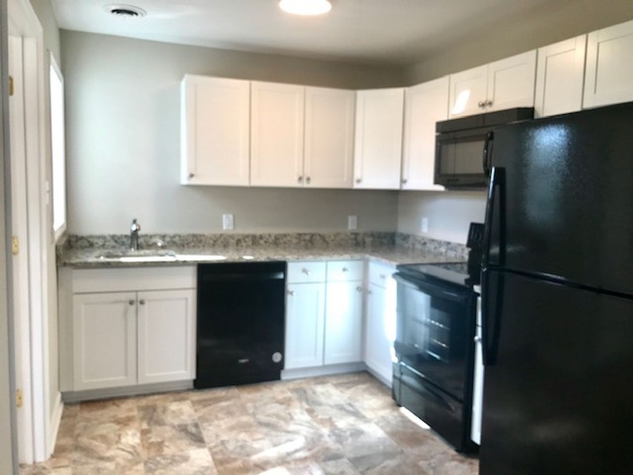 109 S Grove Ave - Photo 3 of 35