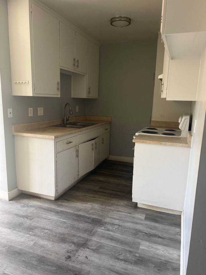 16445 Woodruff Ave - Photo 6 of 18