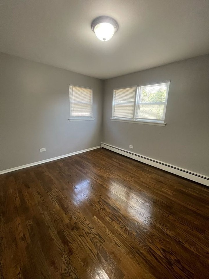 8107 S Ellis - Photo 2 of 23