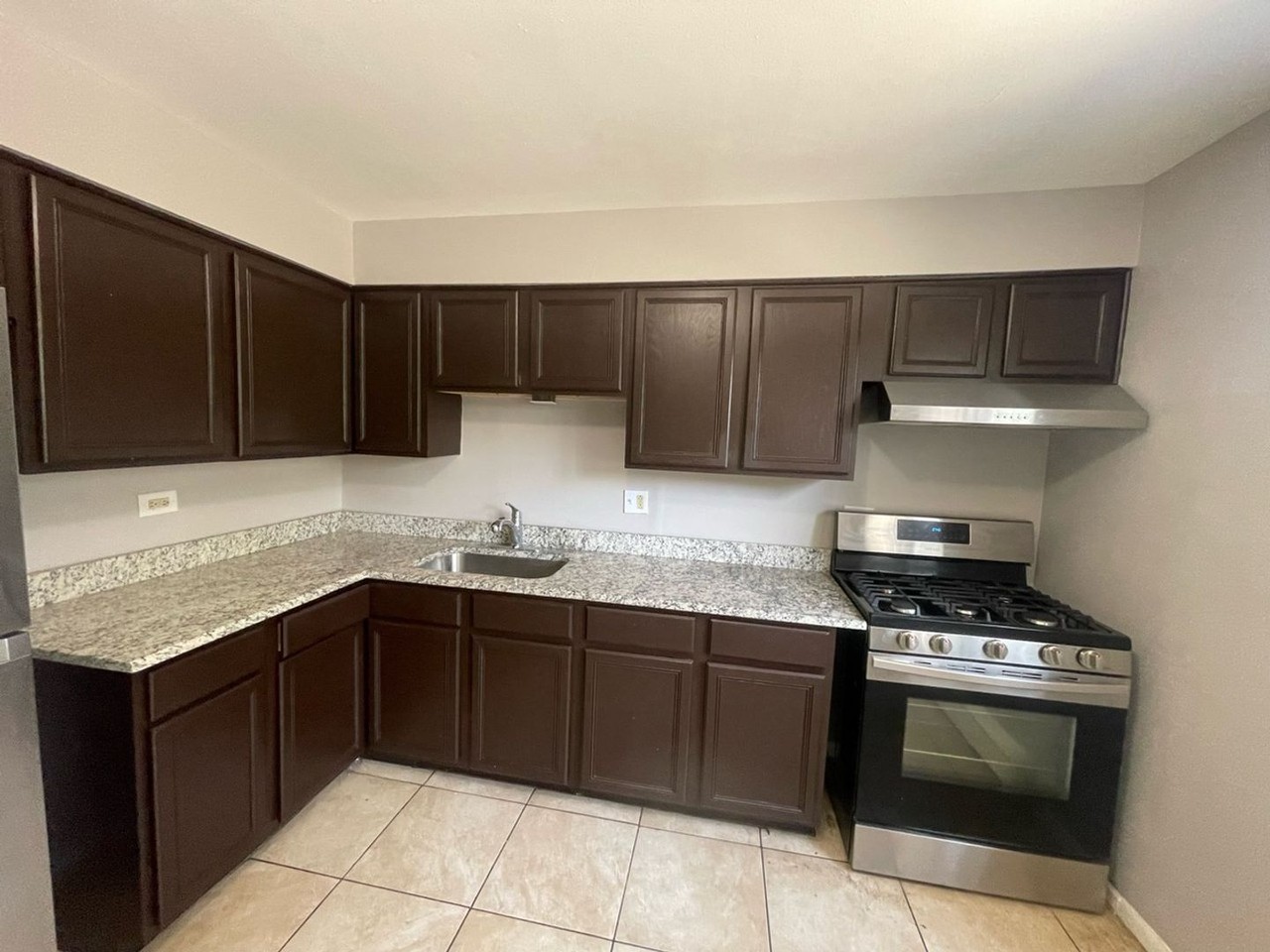 8107 S Ellis - Photo 5 of 23