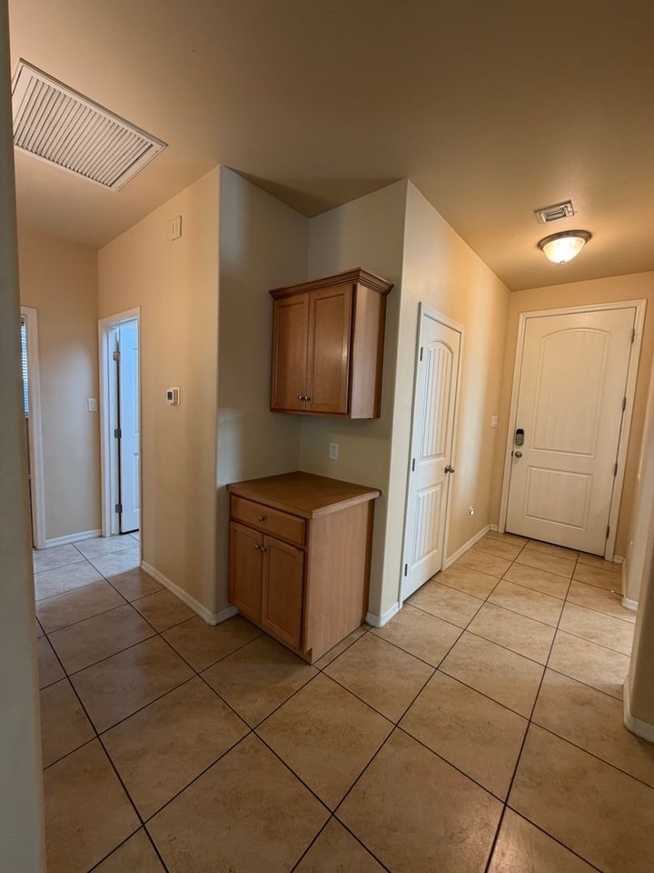 6579 E 35th St - Photo 7 of 26