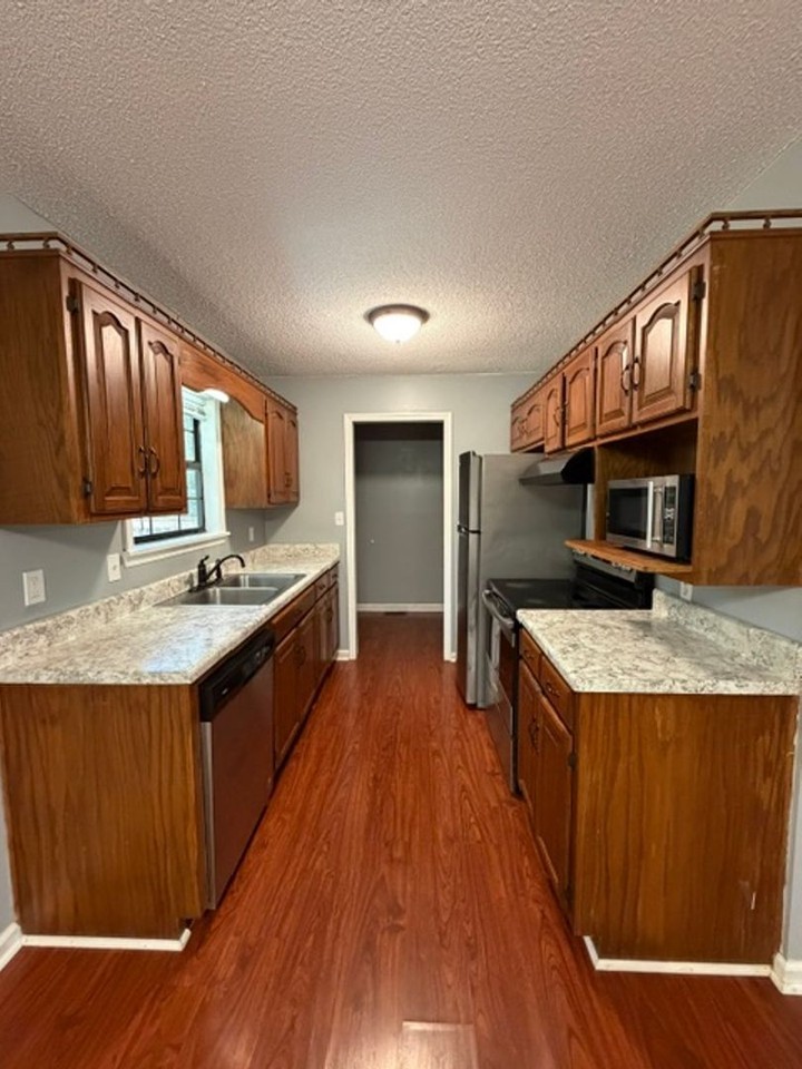 1751 Strawhill Rd Se - Photo 4 of 17
