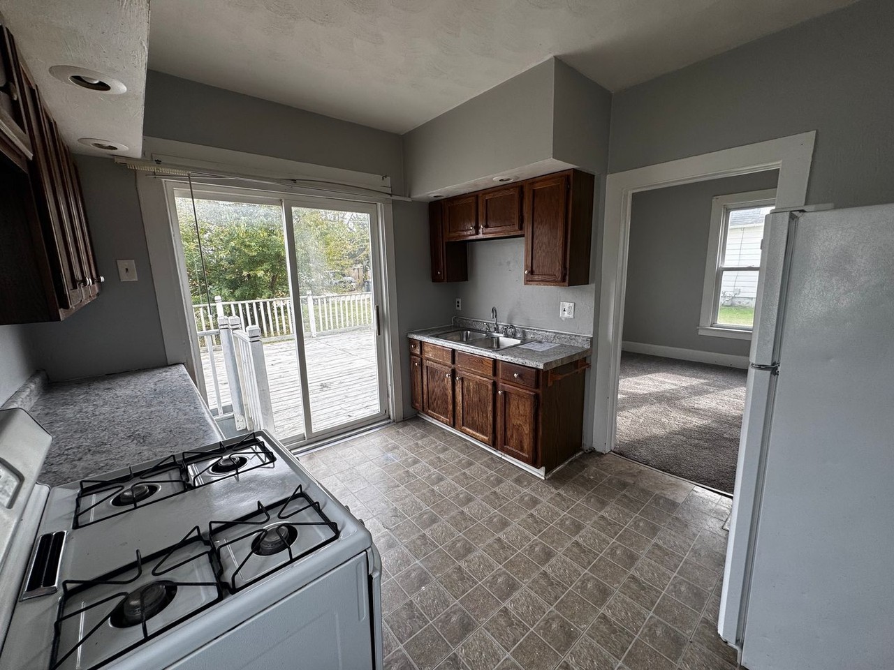 1125 37th St - Photo 4 of 8