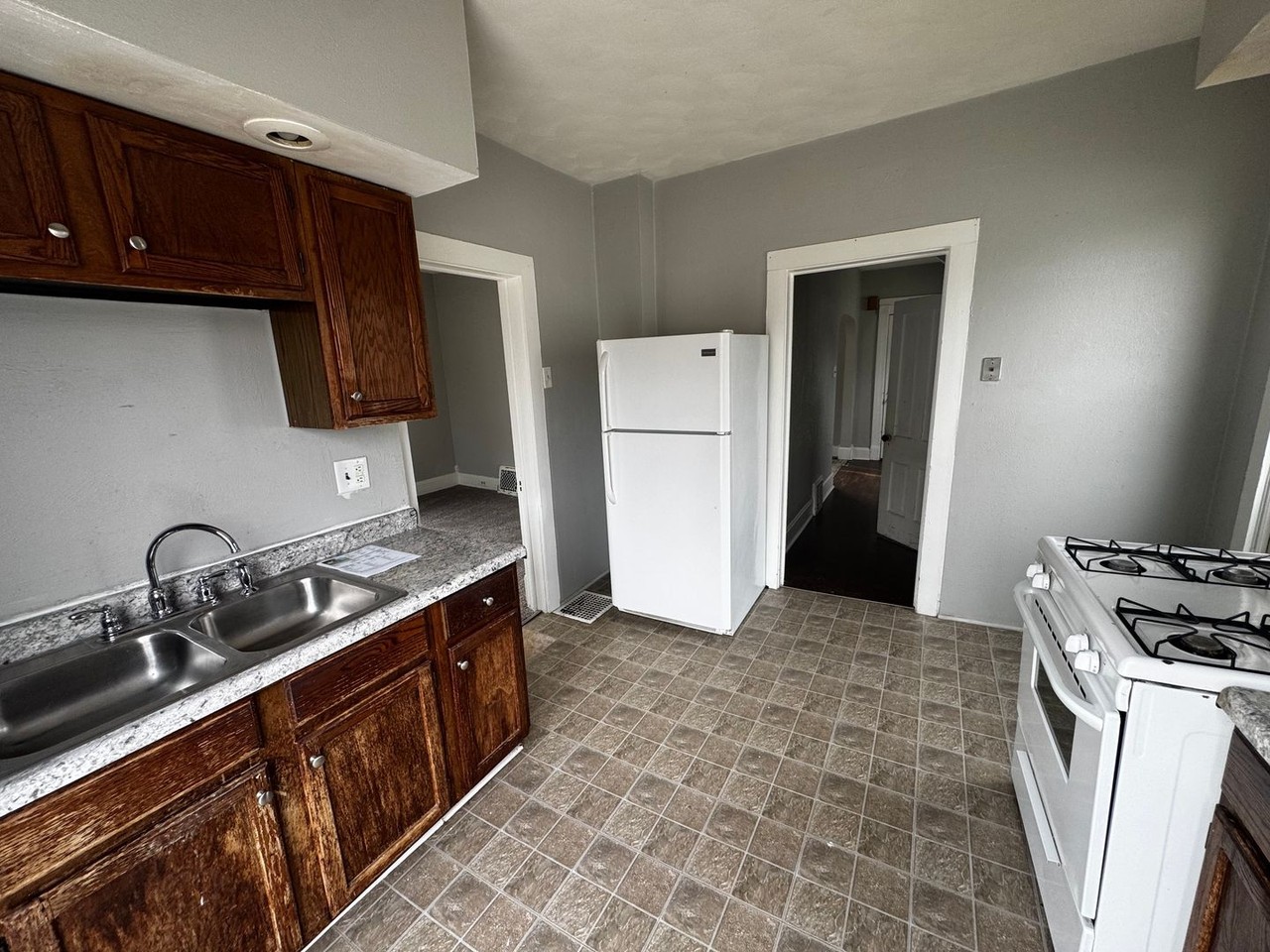 1125 37th St - Photo 5 of 8