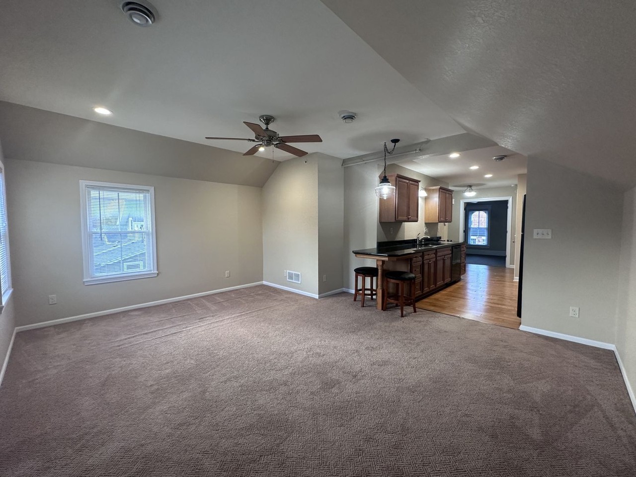322 Oakton Ave - Photo 4 of 13