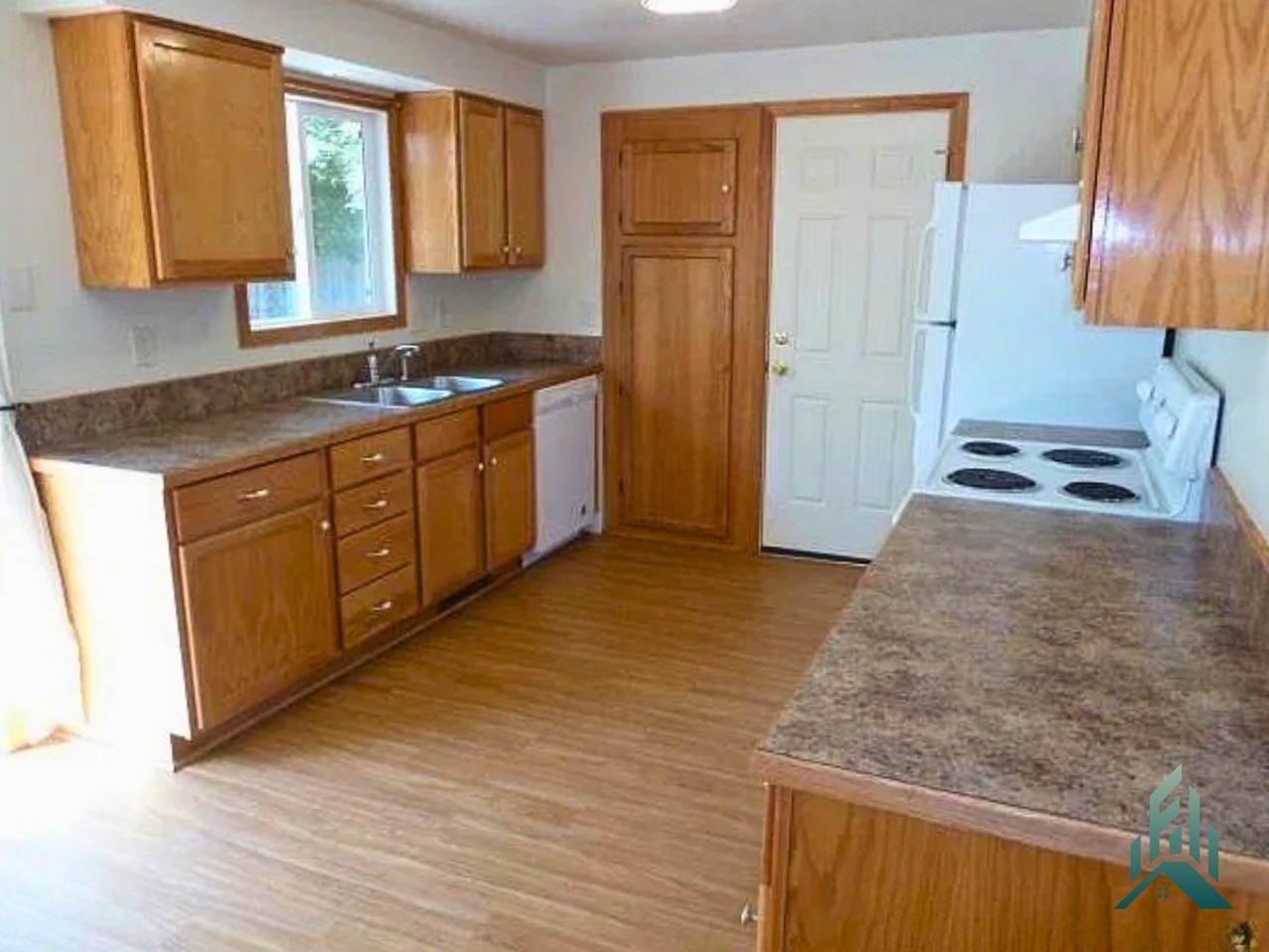 550 Ne Sherwood Way - Photo 3 of 10