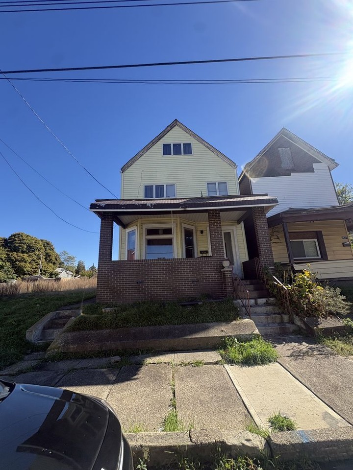 1835 Willow St - Photo 3 of 9