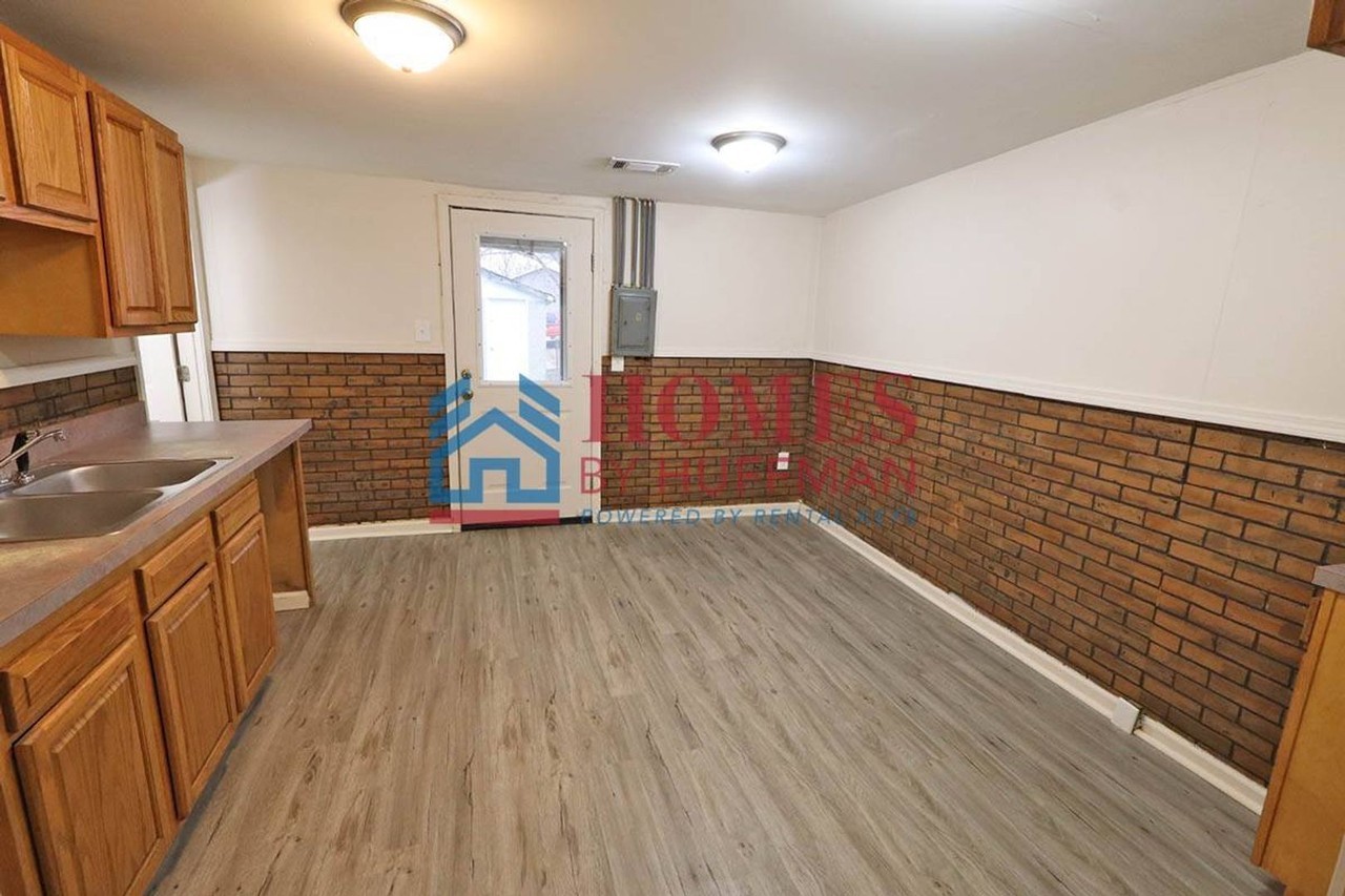 310 E Franklin St - Photo 6 of 18