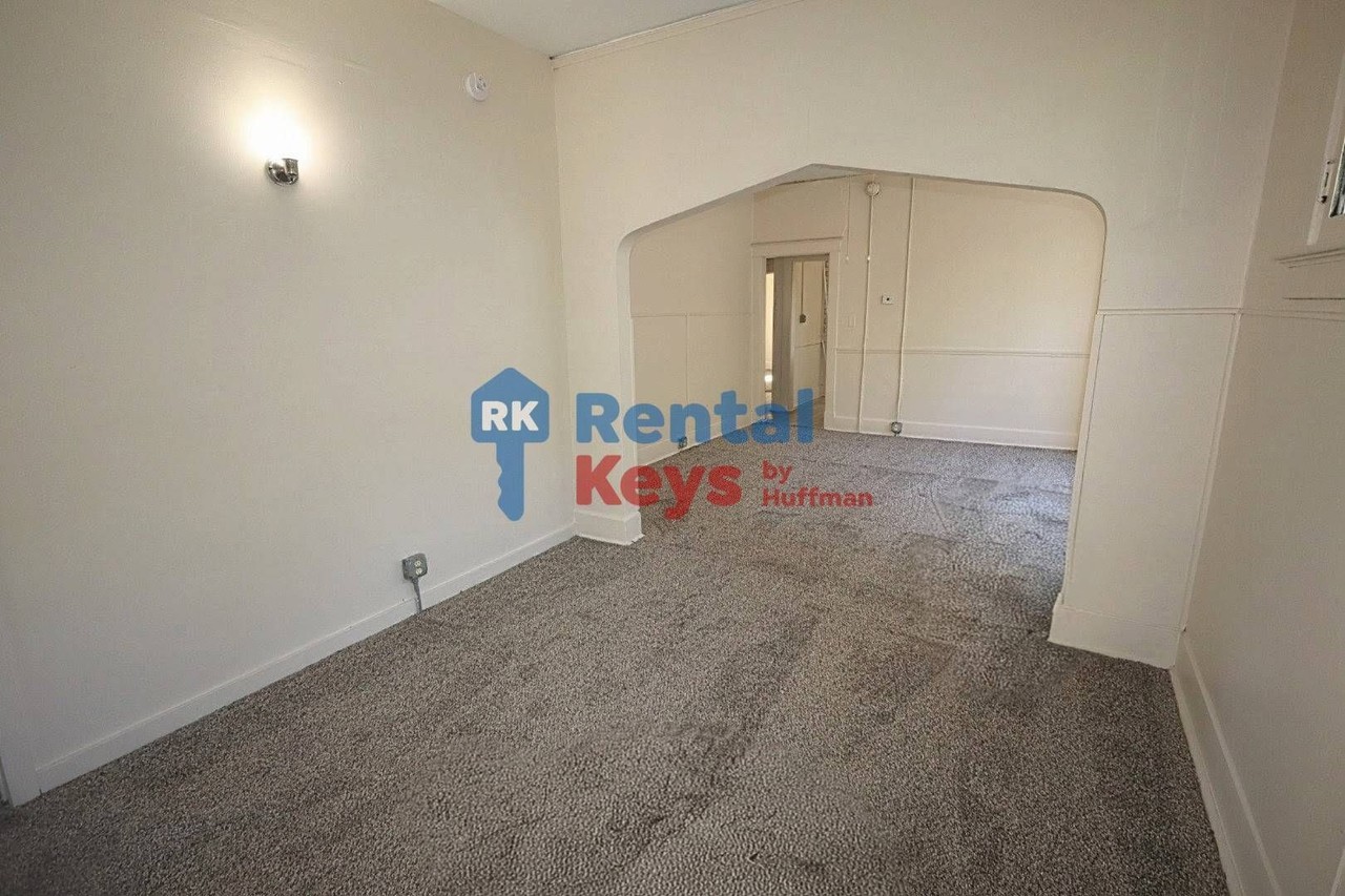 627 Jackson Ave - Photo 4 of 22