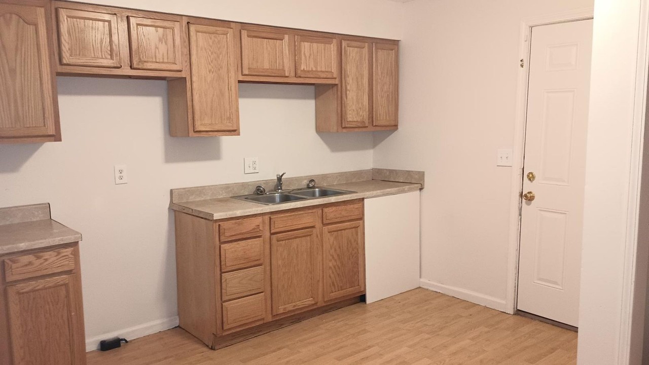 241 Jefferson St - Photo 2 of 18