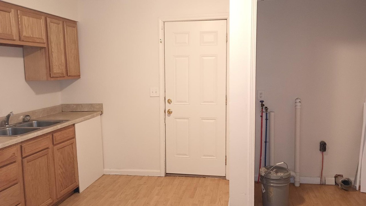 241 Jefferson St - Photo 3 of 18