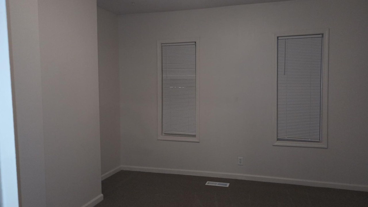 241 Jefferson St - Photo 5 of 18