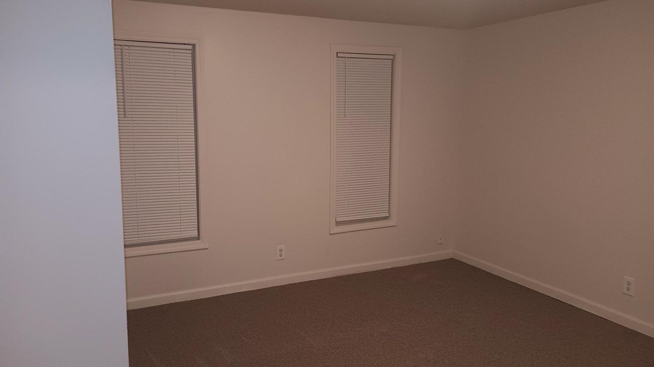 241 Jefferson St - Photo 6 of 18