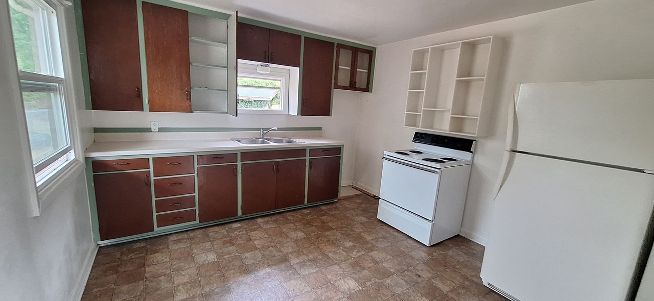 255 Se Bridgeway Ave - Photo 2 of 7