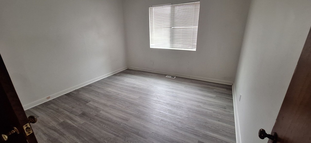 255 Se Bridgeway Ave - Photo 3 of 7
