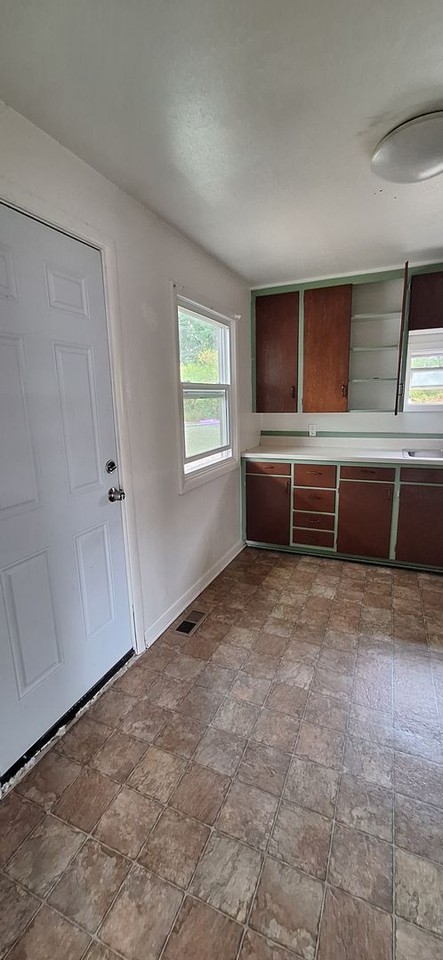 255 Se Bridgeway Ave - Photo 5 of 7