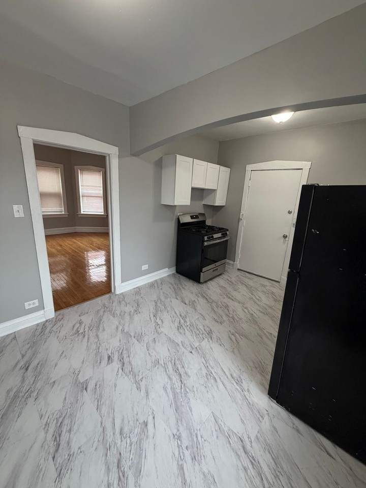7237-43 S Bennett Ave - Photo 4 of 15