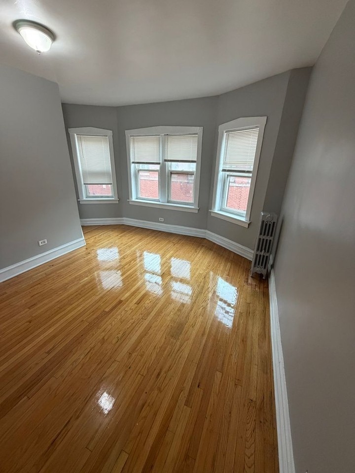 7237-43 S Bennett Ave - Photo 7 of 15