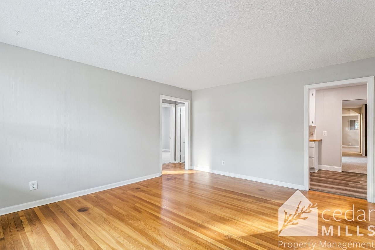 2517 S Victoria Ave - Photo 2 of 15