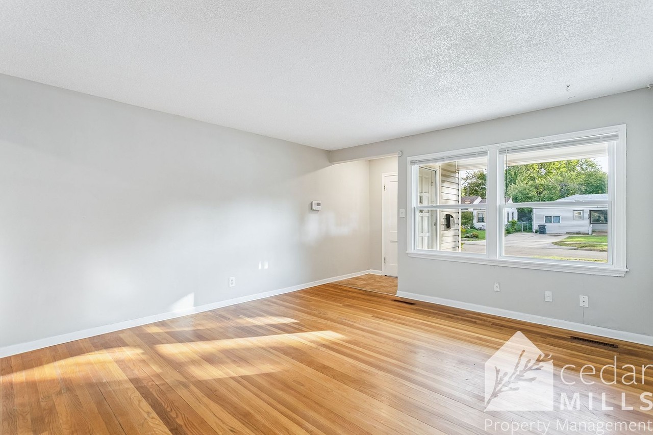 2517 S Victoria Ave - Photo 3 of 15