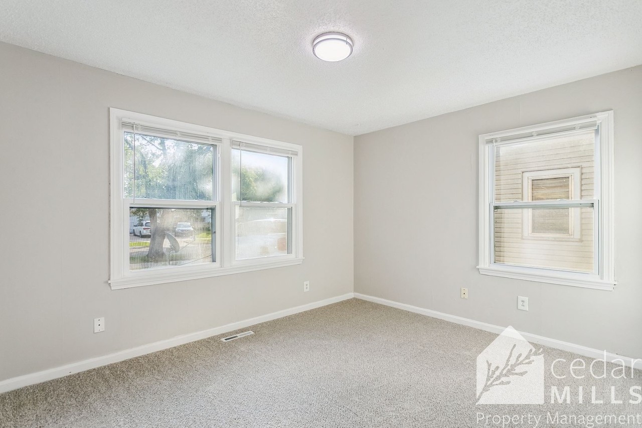 2517 S Victoria Ave - Photo 4 of 15