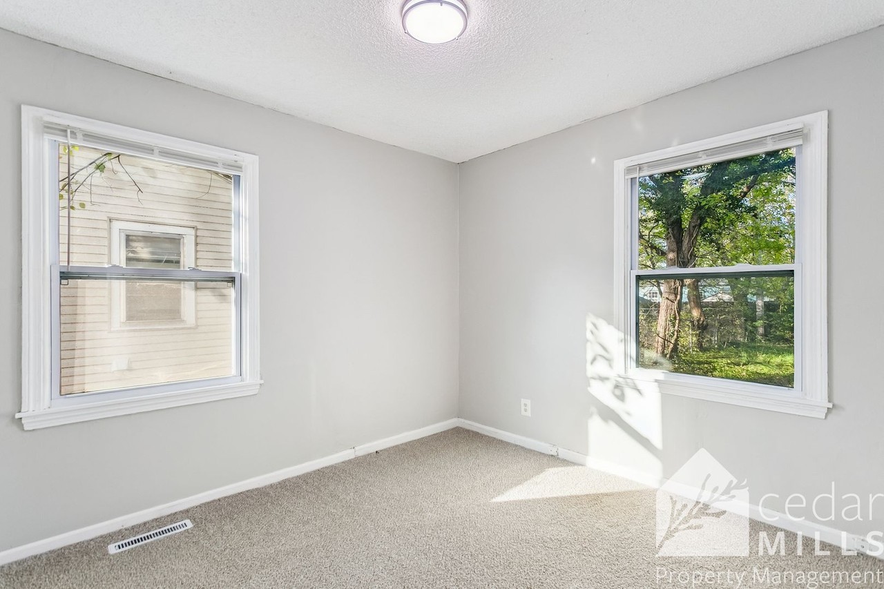 2517 S Victoria Ave - Photo 6 of 15
