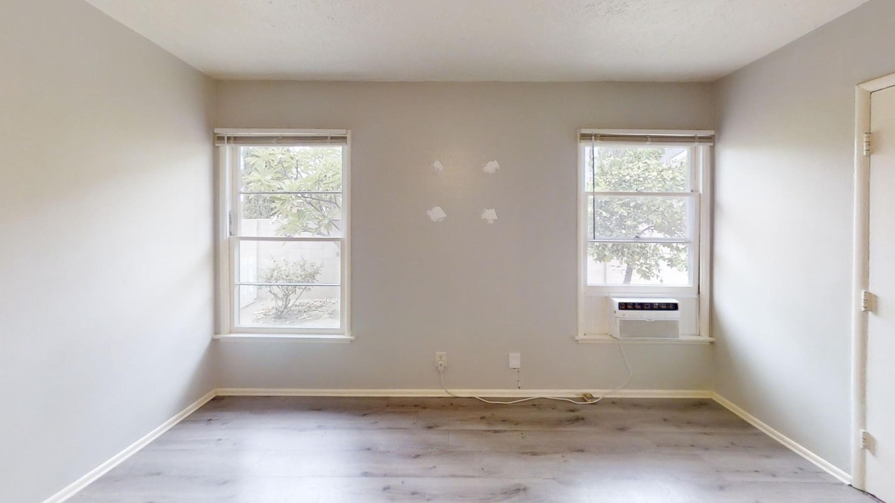 364 N Harwood St - Photo 3 of 11