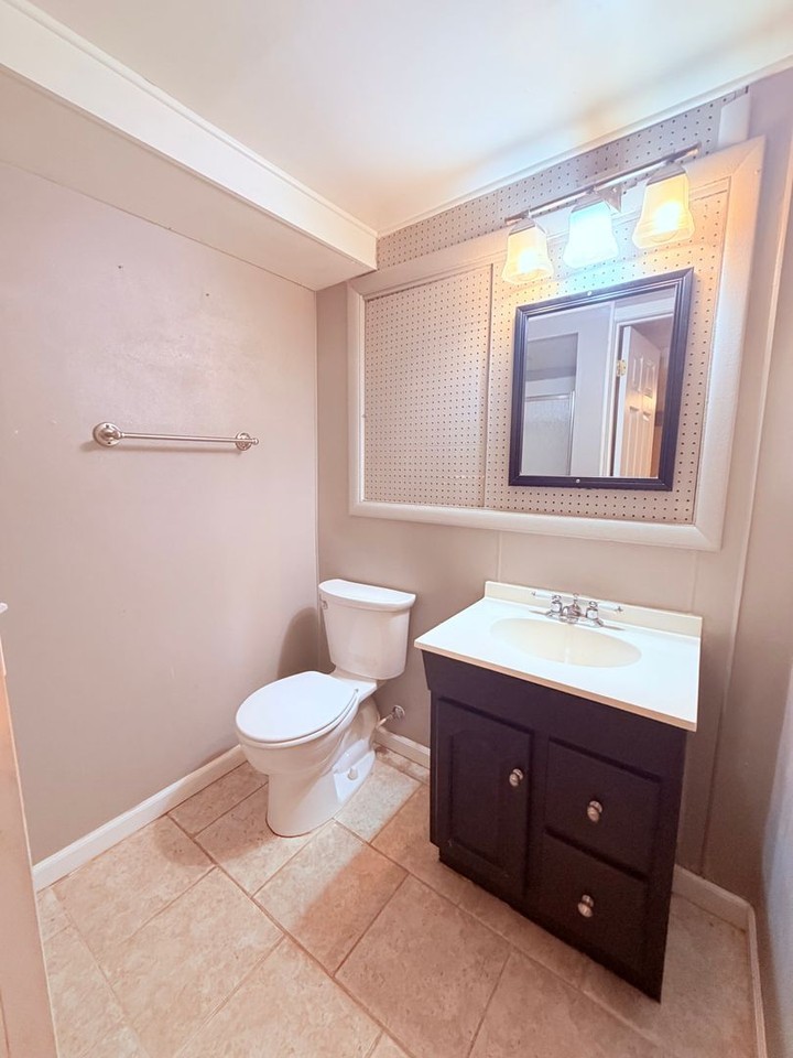 423 N High St - Photo 3 of 8