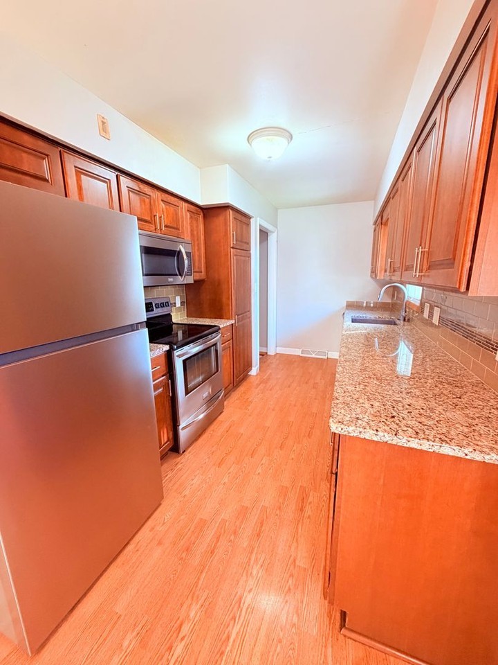 423 N High St - Photo 4 of 8