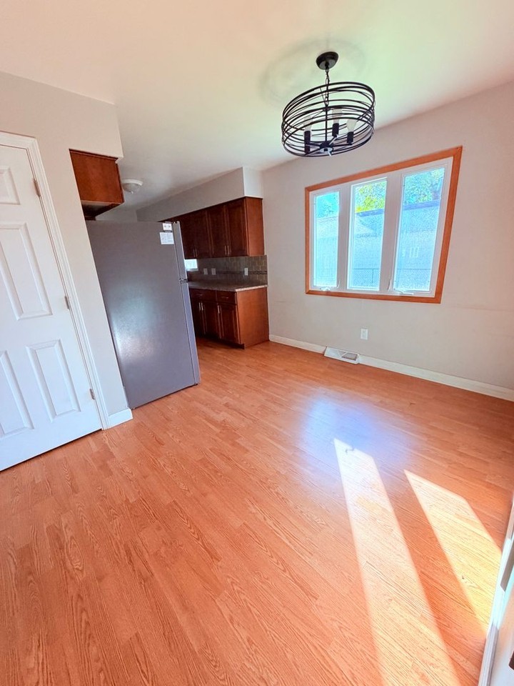423 N High St - Photo 6 of 8