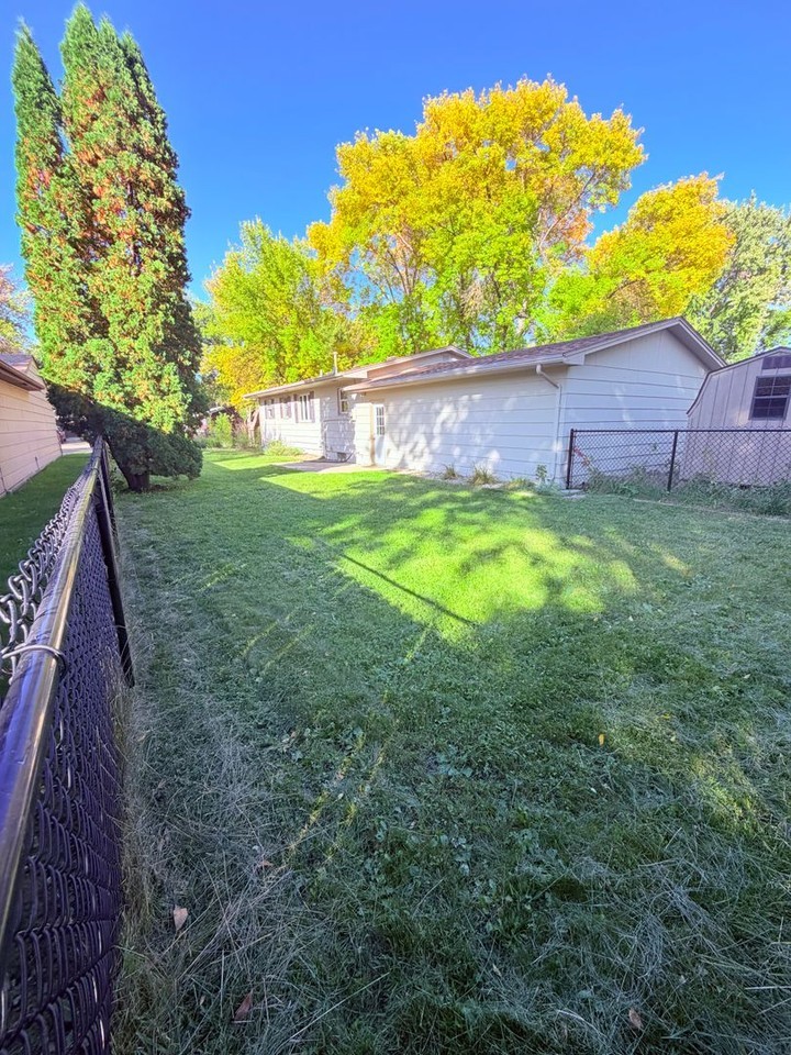 423 N High St - Photo 7 of 8