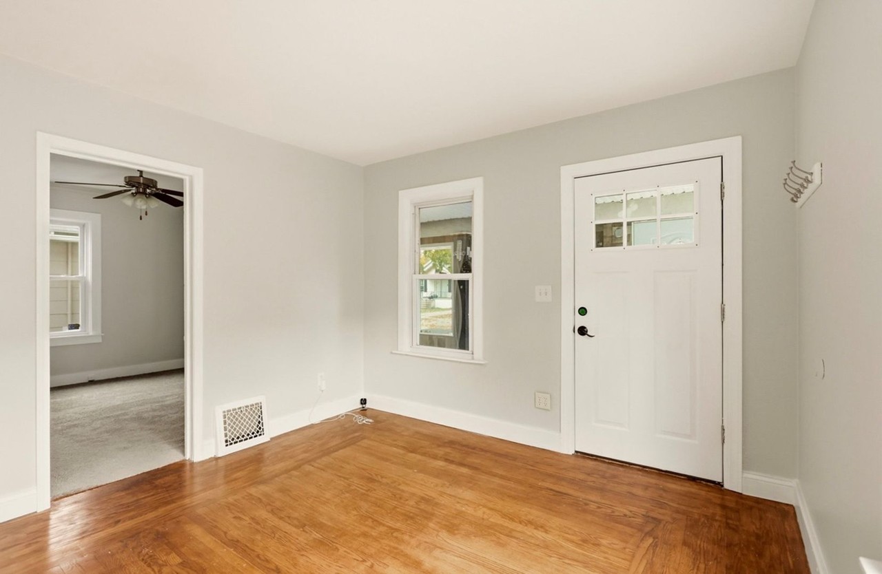 2129 N Clinton St - Photo 4 of 19