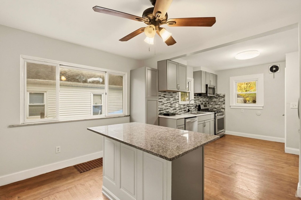 2129 N Clinton St - Photo 7 of 19