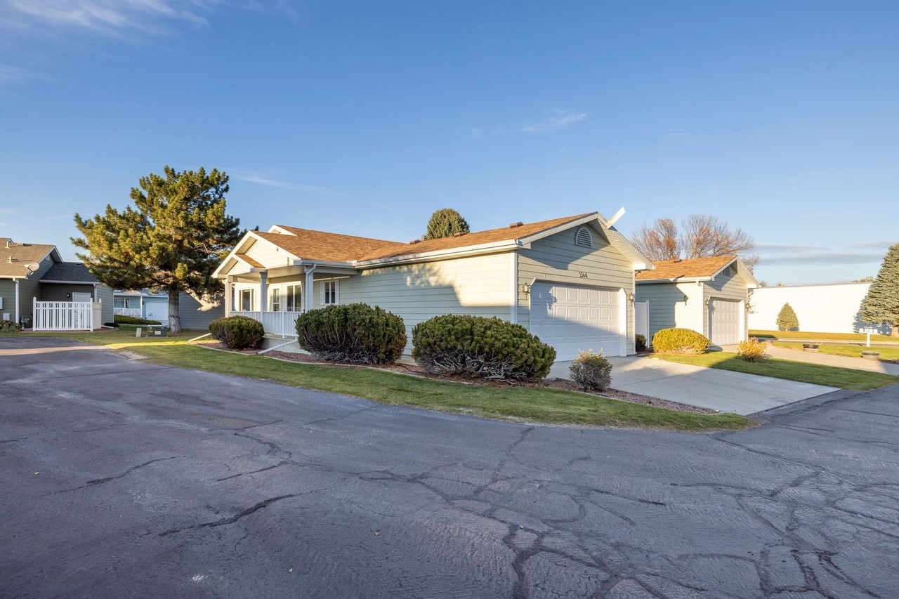 1544 Golden Blvd - Photo 3 of 14